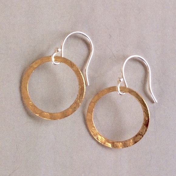 New lightweight Sundance charm Earrings Silver / Gold Plated hammered circles - Picture 2 of 4